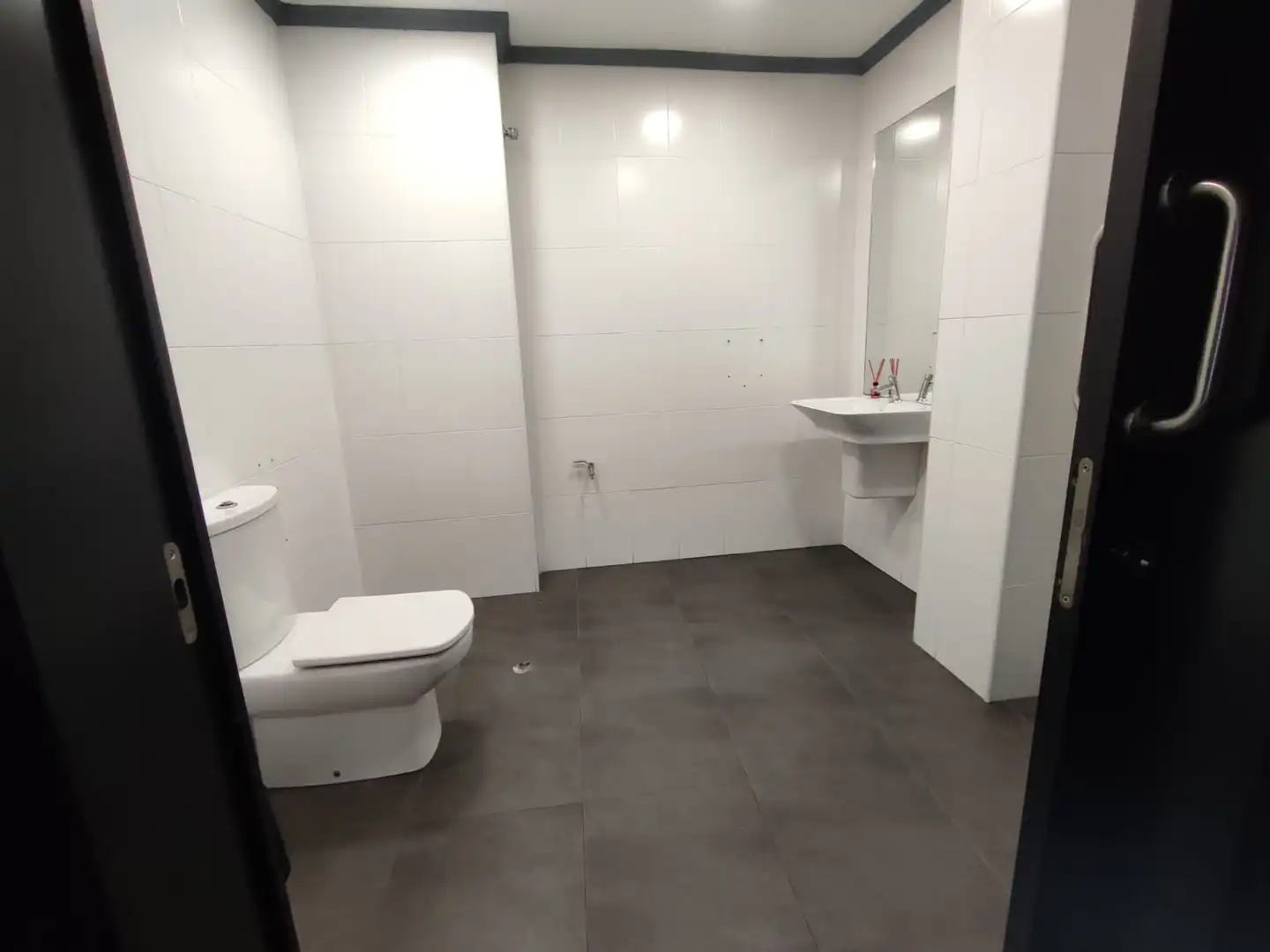 Bathroom of Commercial properties for rent in Vigo 