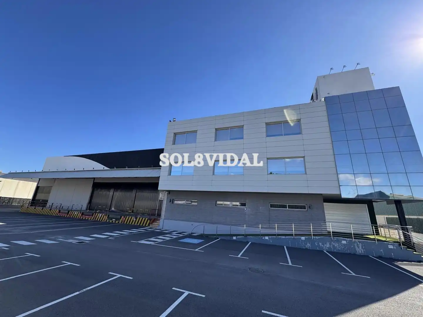 Außenansicht von Fabrikhallen zur Miete in Orihuela