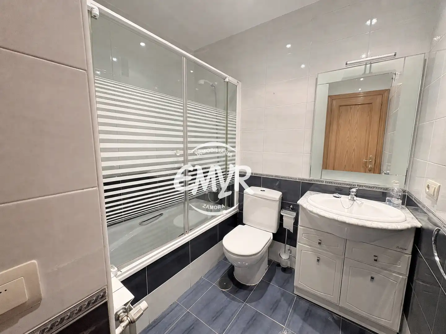 Bathroom of Flat for sale in Zamora Capital   with Heating, Parquet flooring and Terrace