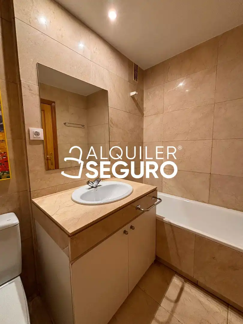 Baño de Piso de alquiler en Madrid con Aire acondicionado y Calefacción