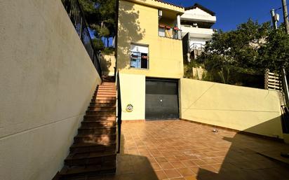 Vista exterior de Casa o xalet en venda en Rubí amb Aire condicionat, Terrassa i Balcó