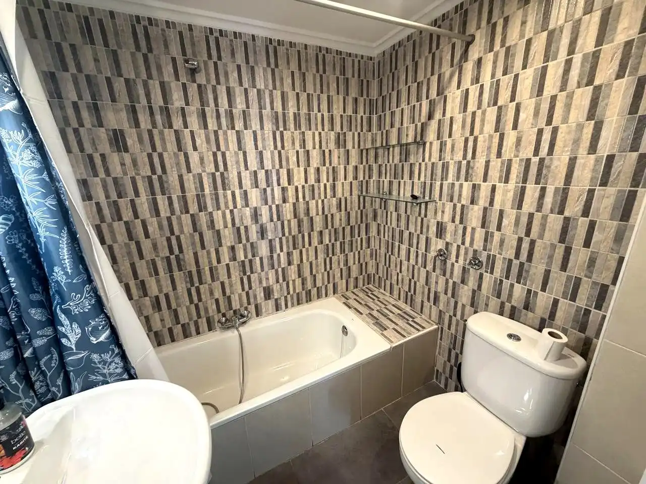 Room in Calle Marqués de la Ensenada, Residencia