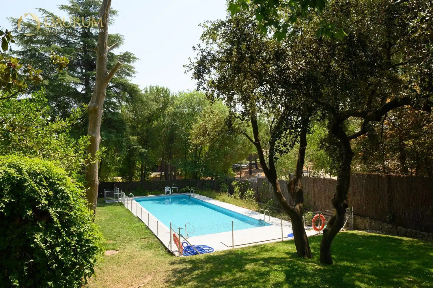 Piscina de Casa adosada en venta en Boadilla del Monte con Aire acondicionado, Calefacción y Jardín privado