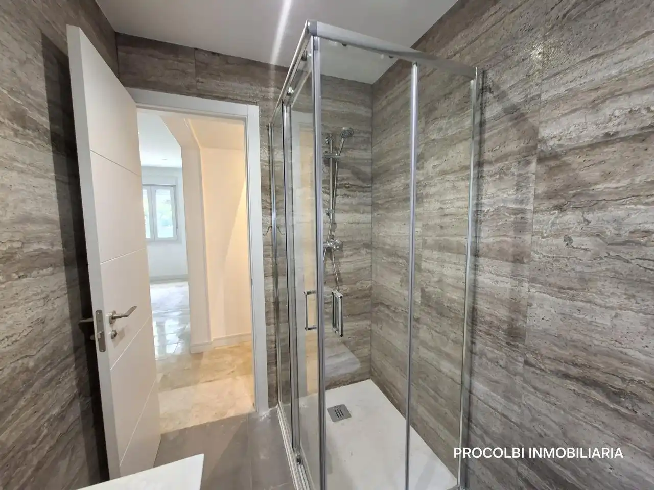 Bathroom of Ground floor for sale in Madrid  with Air Conditioner and Heating
