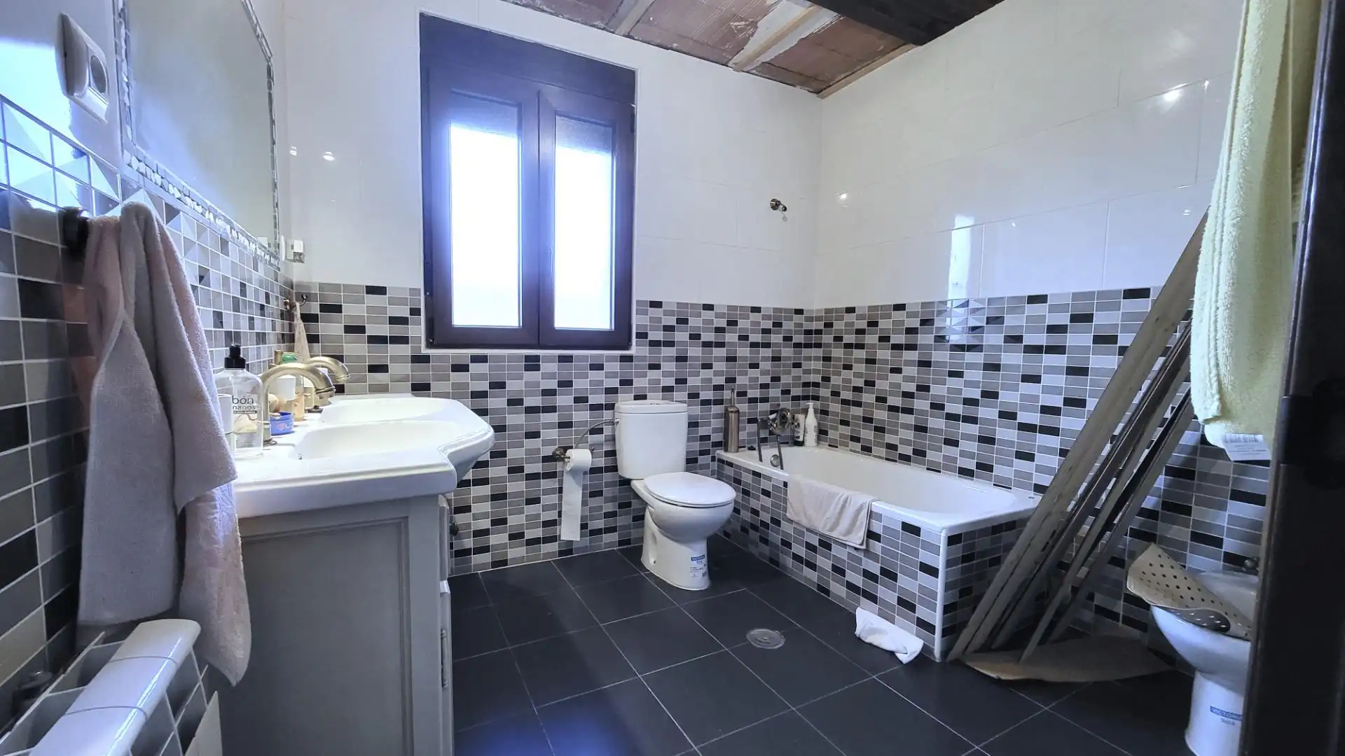 Bany de Casa o xalet en venda en Villanueva de Ávila amb Jardí privat, Terrassa i Traster
