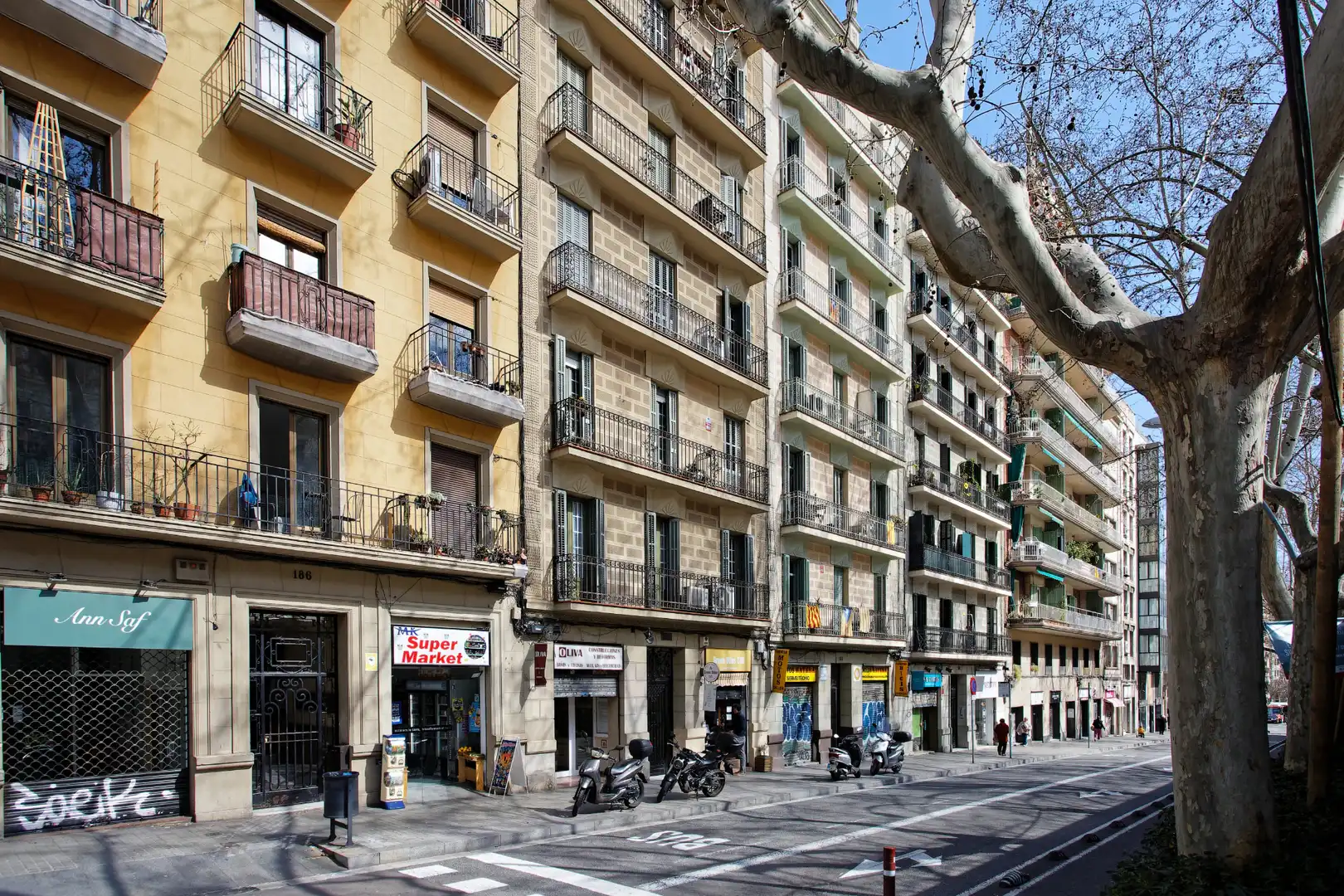 Exterior view of Flat for sale in Barcelona  with Air Conditioner, Heating and Oven