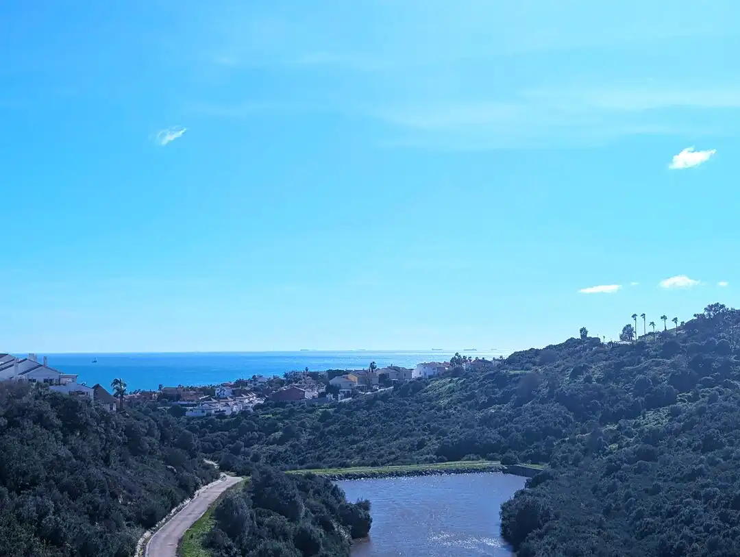 Außenansicht von Dachboden zum Verkauf in La Alcaidesa mit Klimaanlage, Heizung und Terrasse