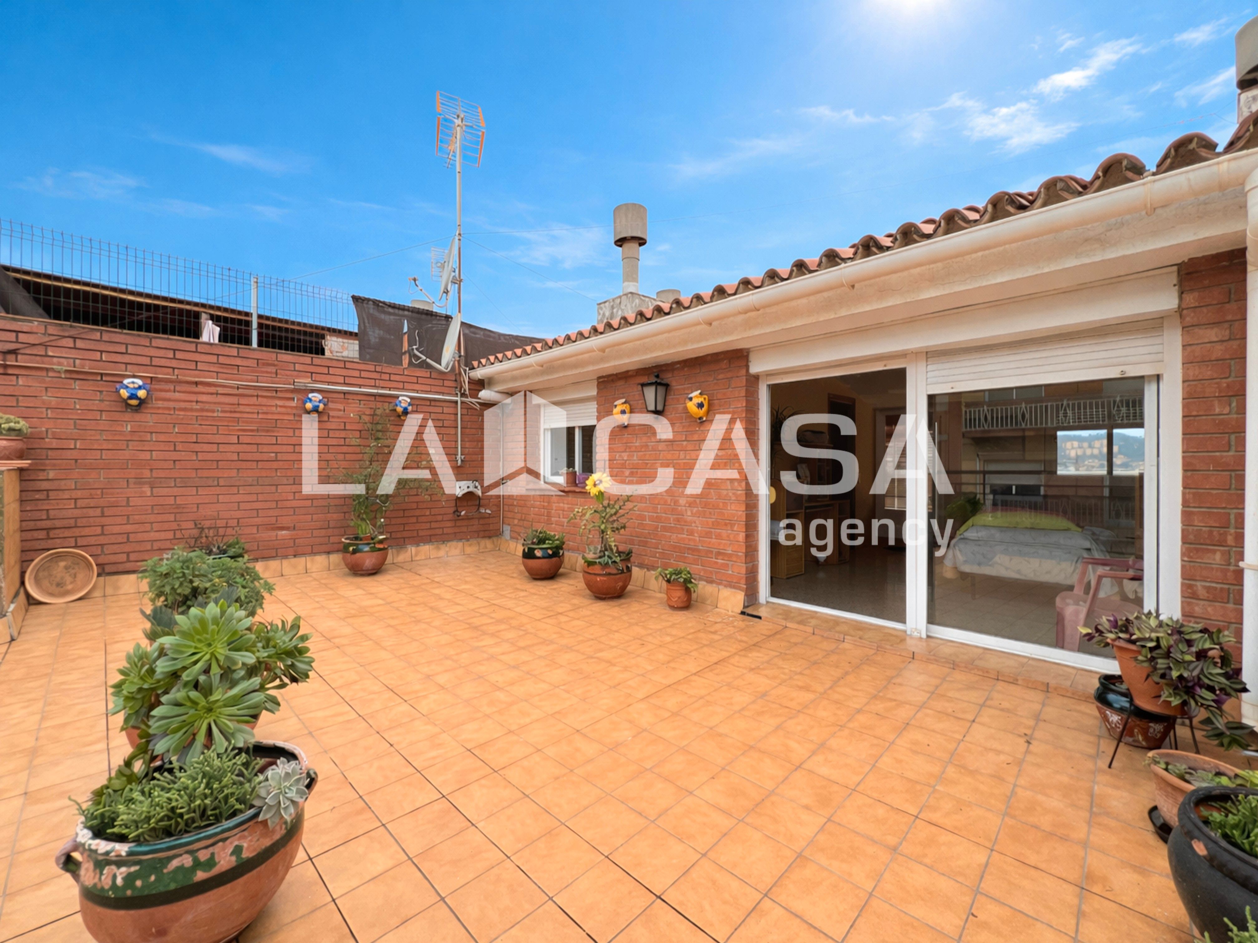 Terrassa de Dúplex en venda en Santa Coloma de Gramenet amb Calefacció, Terrassa i Balcó