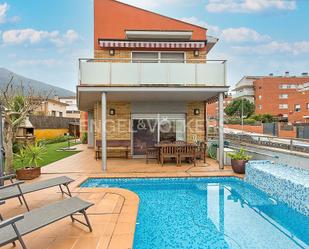 Vista exterior de Casa o xalet en venda en Montornès del Vallès amb Aire condicionat, Terrassa i Piscina