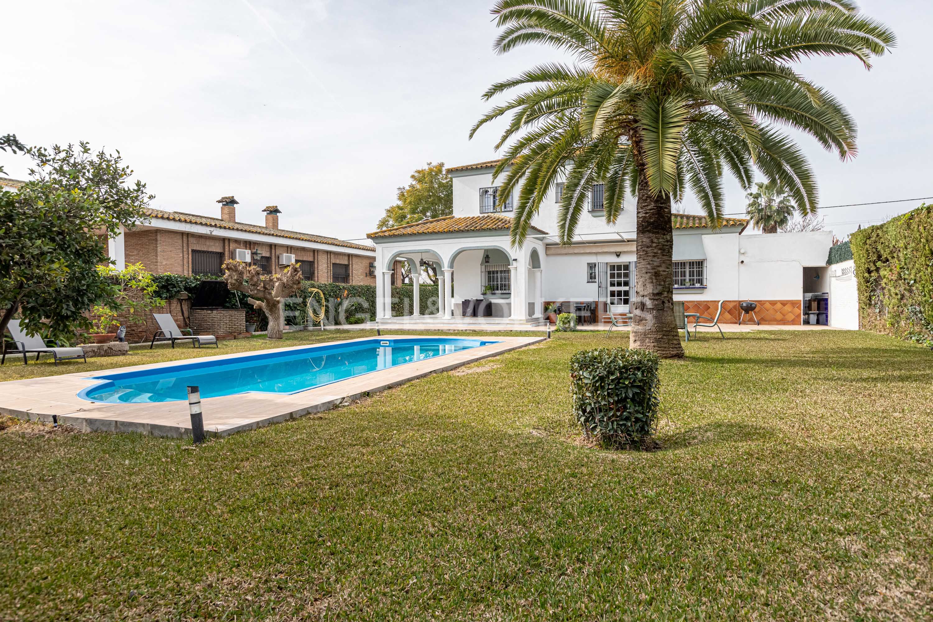 Exterior view of House or chalet for sale in  Sevilla Capital  with Air Conditioner, Heating and Private garden