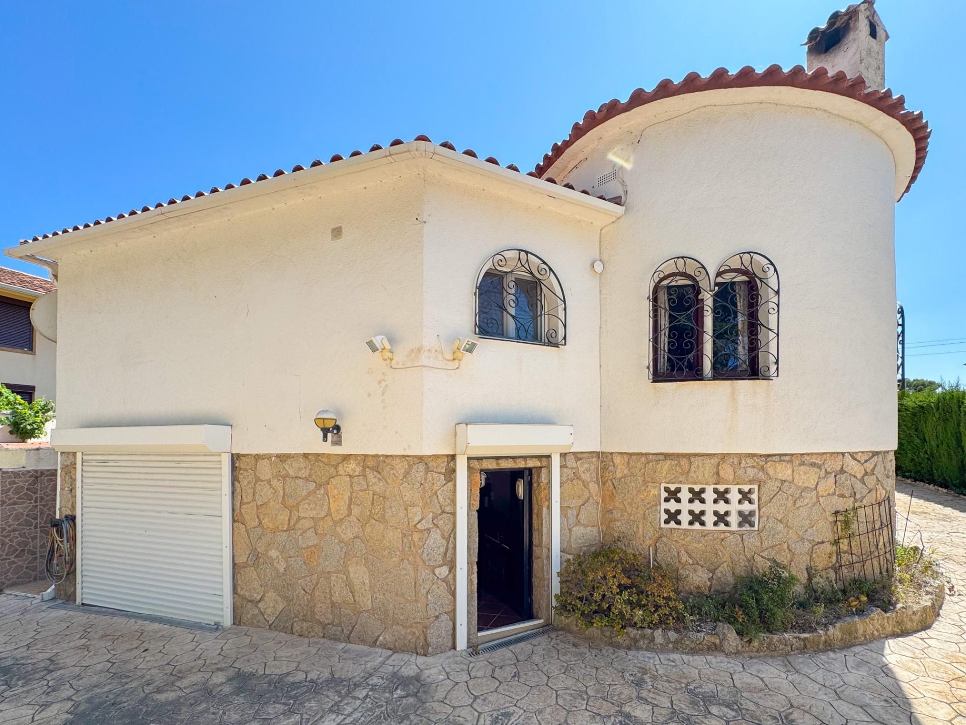 Vista exterior de Casa o xalet en venda en Mont-roig del Camp amb Aire condicionat, Calefacció i Jardí privat
