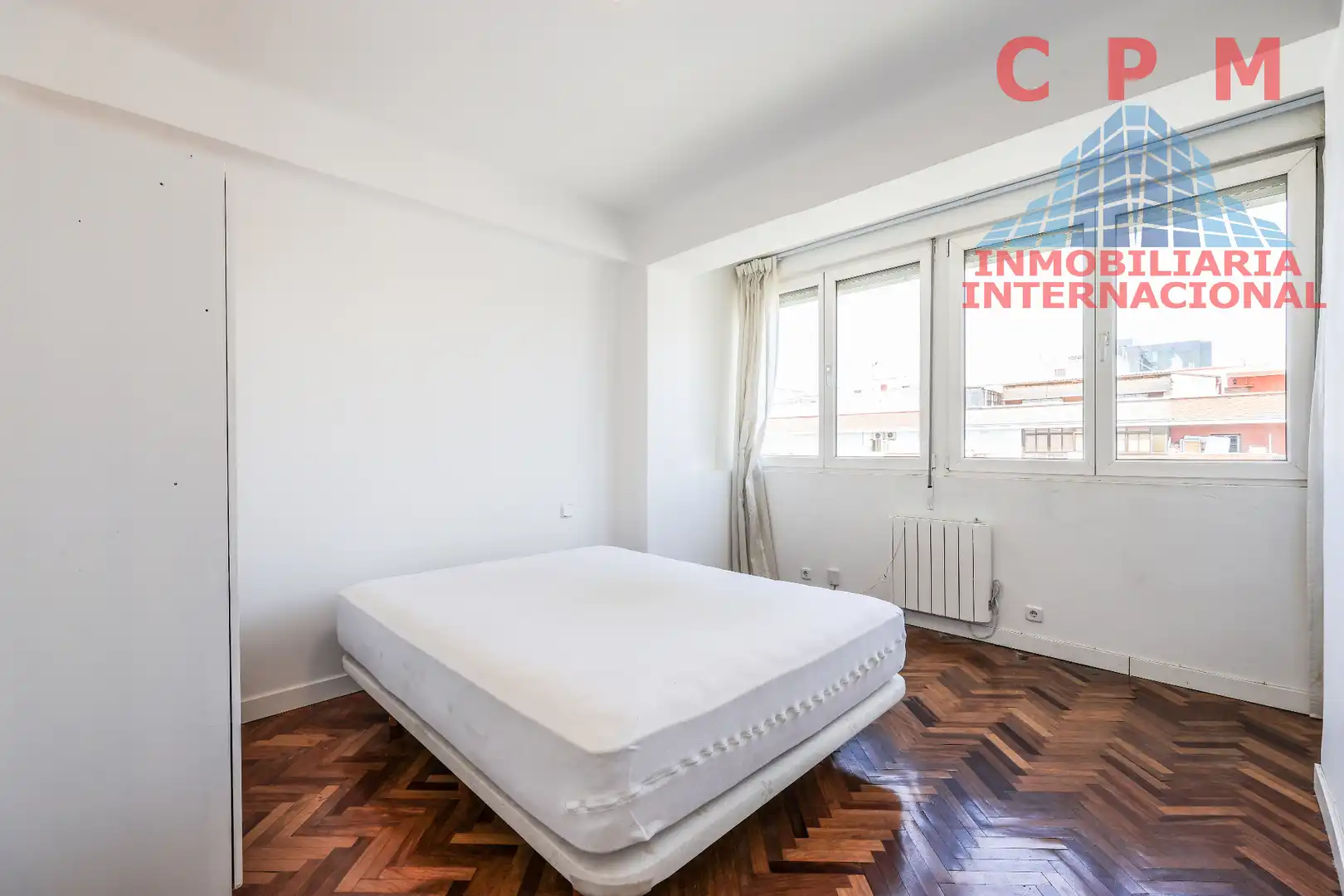 Schlafzimmer von Wohnung zur Miete in Madrid mit Parkett, Möbliert und Ofen