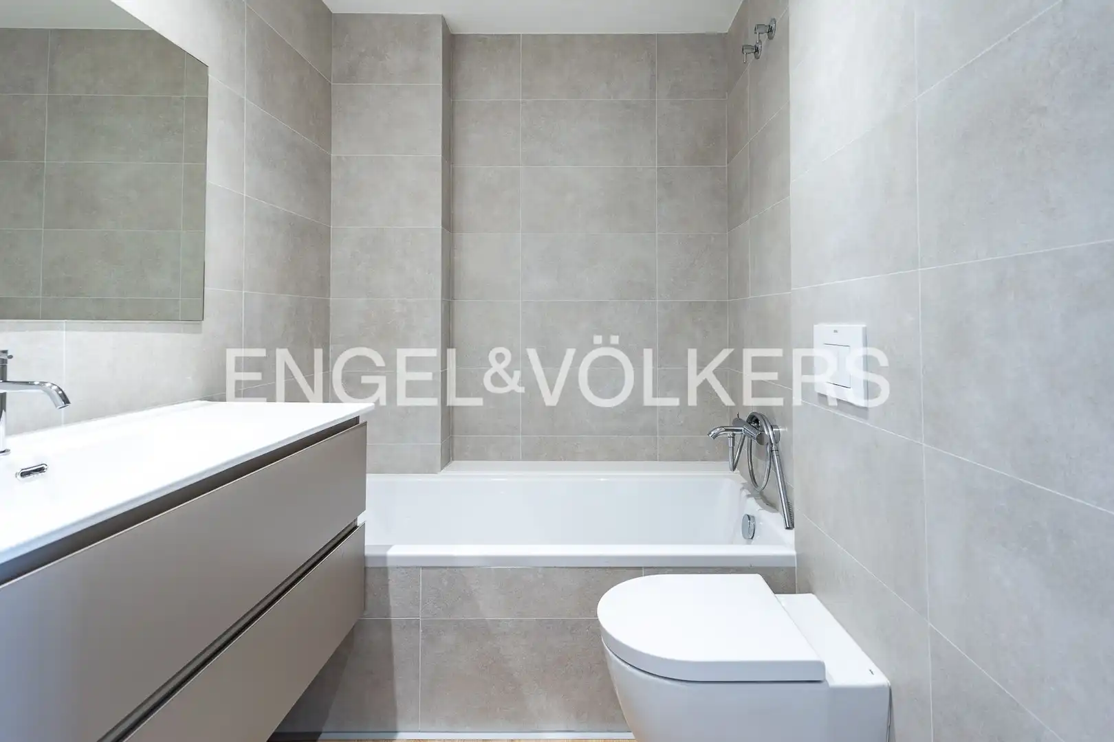 Bathroom of Ground floor for rent in Badalona  with Heating, Parquet flooring and Terrace