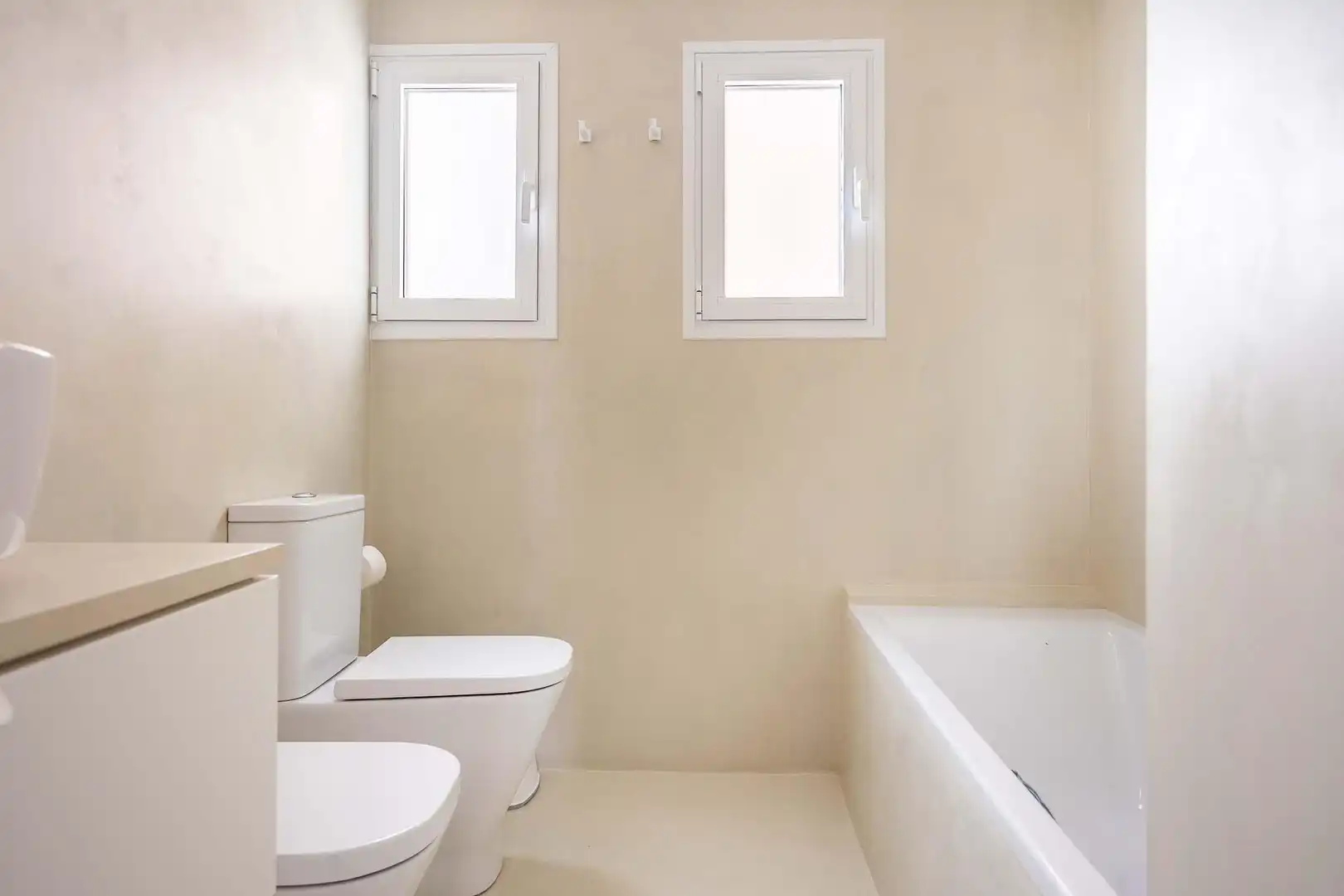 Bathroom of Flat for sale in Sevilla  with Air Conditioner, Heating and Private garden