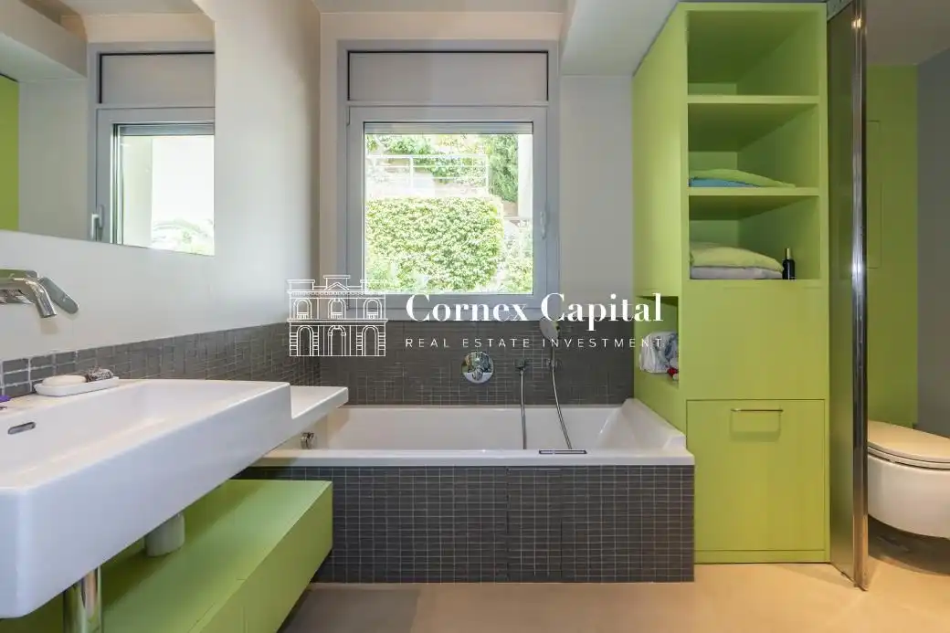 Bany de Casa o xalet en venda en Barcelona amb Aire condicionat, Calefacció i Jardí privat