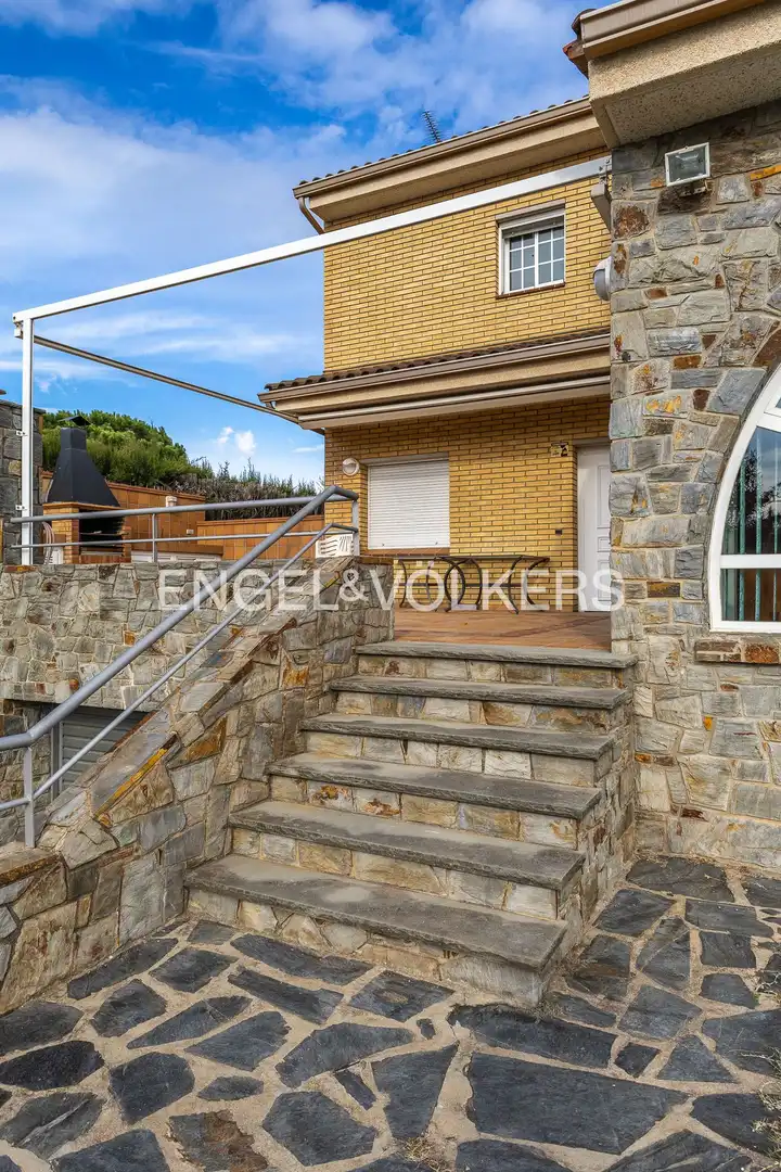 Vista exterior de Casa o xalet en venda en Castellar del Vallès amb Aire condicionat, Calefacció i Jardí privat