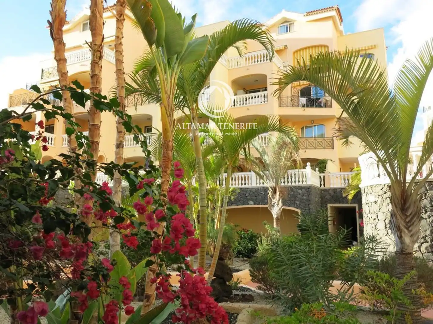 Vista exterior de Apartamento de alquiler en Arona con Terraza, Piscina y Amueblado