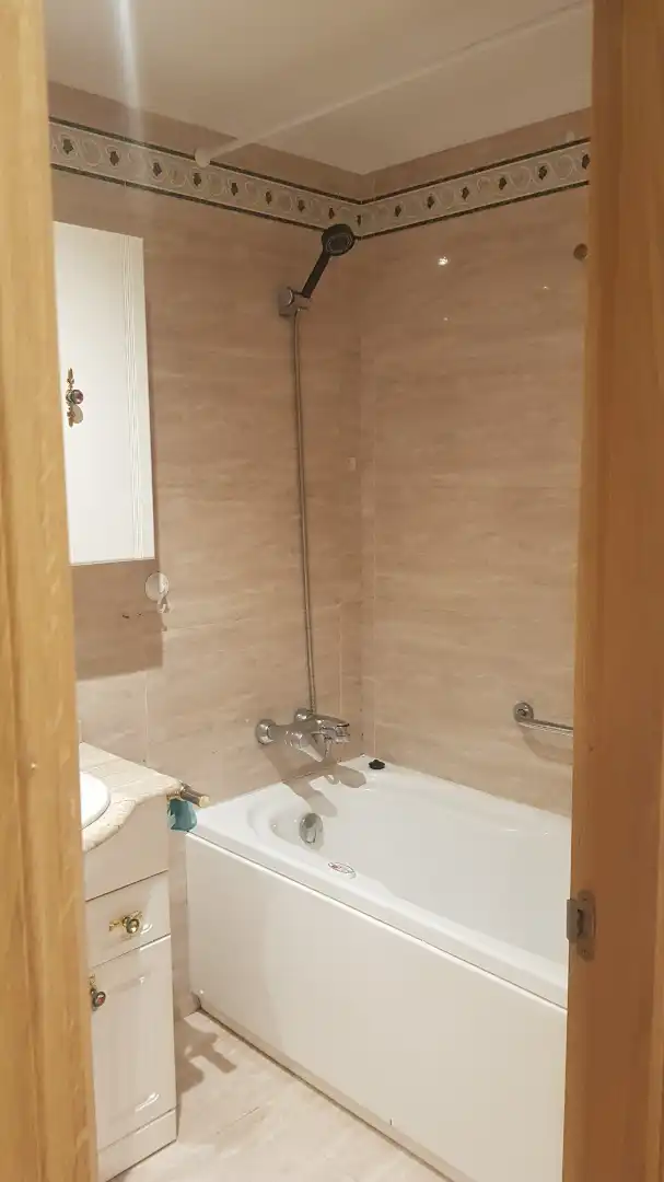 Bany de Apartament en venda en Vitoria - Gasteiz amb Calefacció, Parquet i Moblat