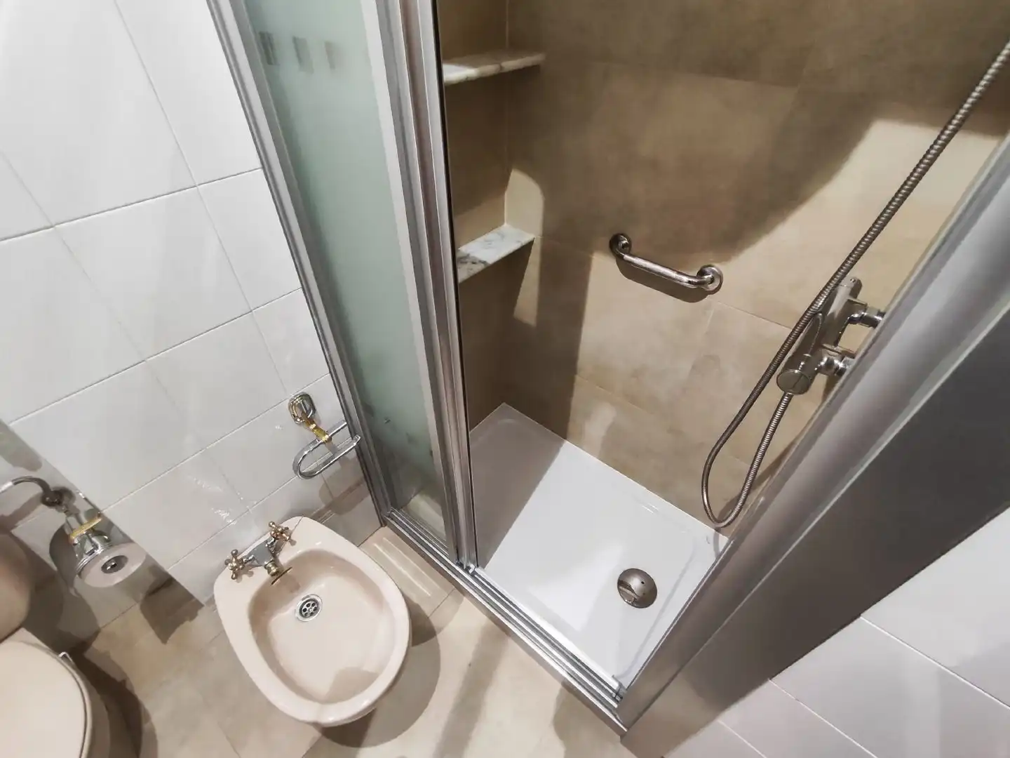 Baño de Piso de alquiler en A Coruña Capital  con Calefacción y Amueblado