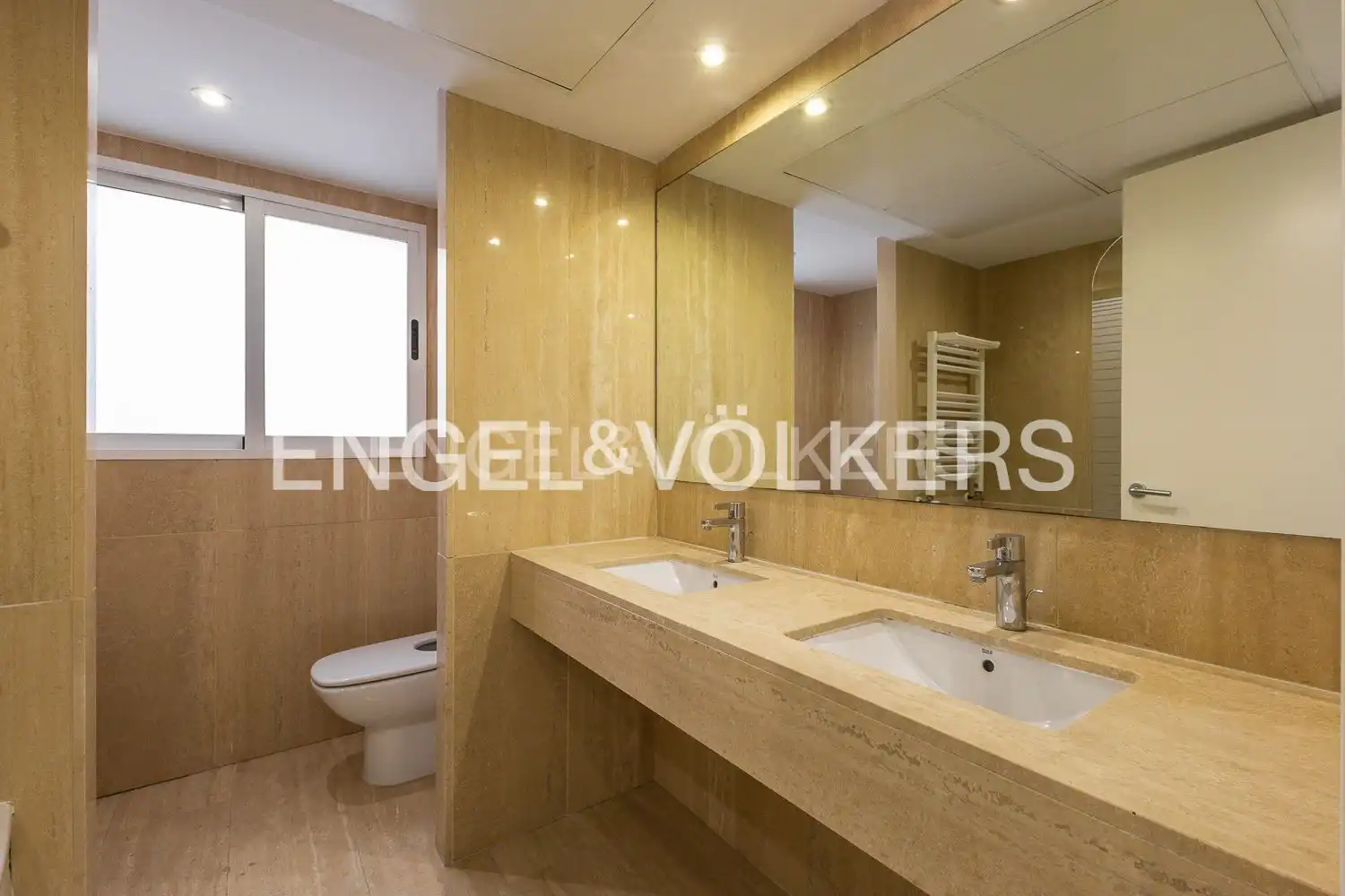 Baño de Piso en venta en Valencia con Aire acondicionado, Calefacción y Terraza