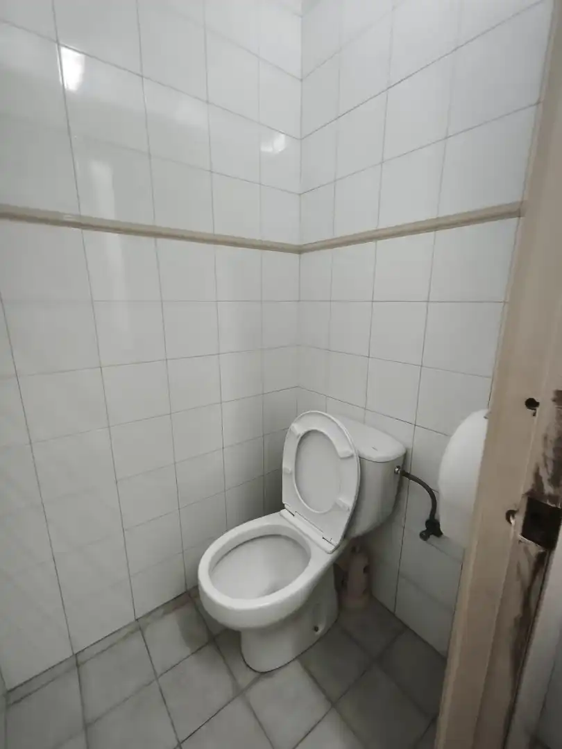 Badezimmer von Fabrikhallen zum Verkauf in Langreo