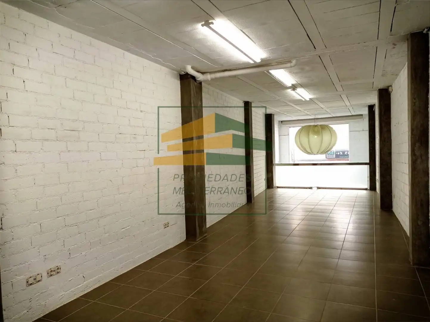 Local comercial de lloguer a Calle ALLOZA 60