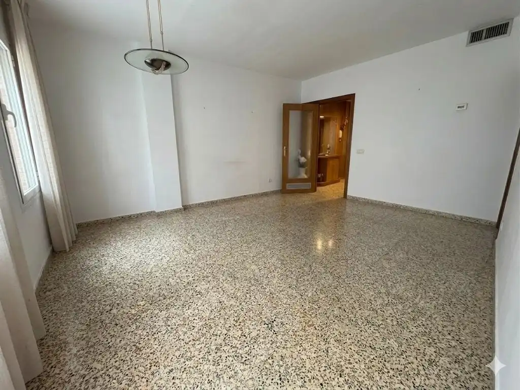 Sala d'estar de Pis en venda en Cornellà de Llobregat amb Balcó