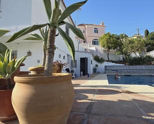 Vista exterior de Casa o xalet en venda en Fuengirola amb Terrassa, Piscina i Balcó