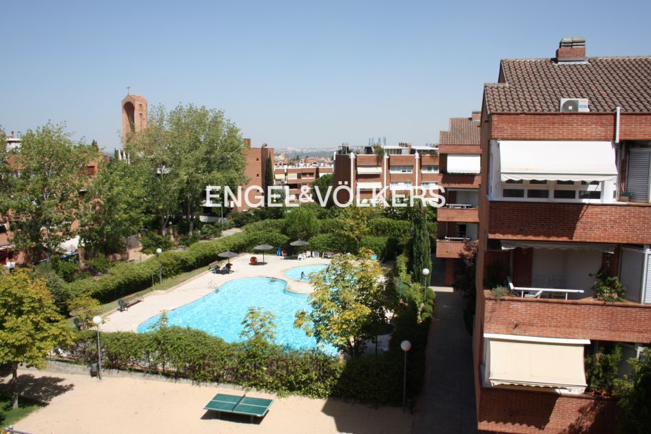 Swimming pool of Duplex to rent in Pozuelo de Alarcón  with Heating and Parquet flooring