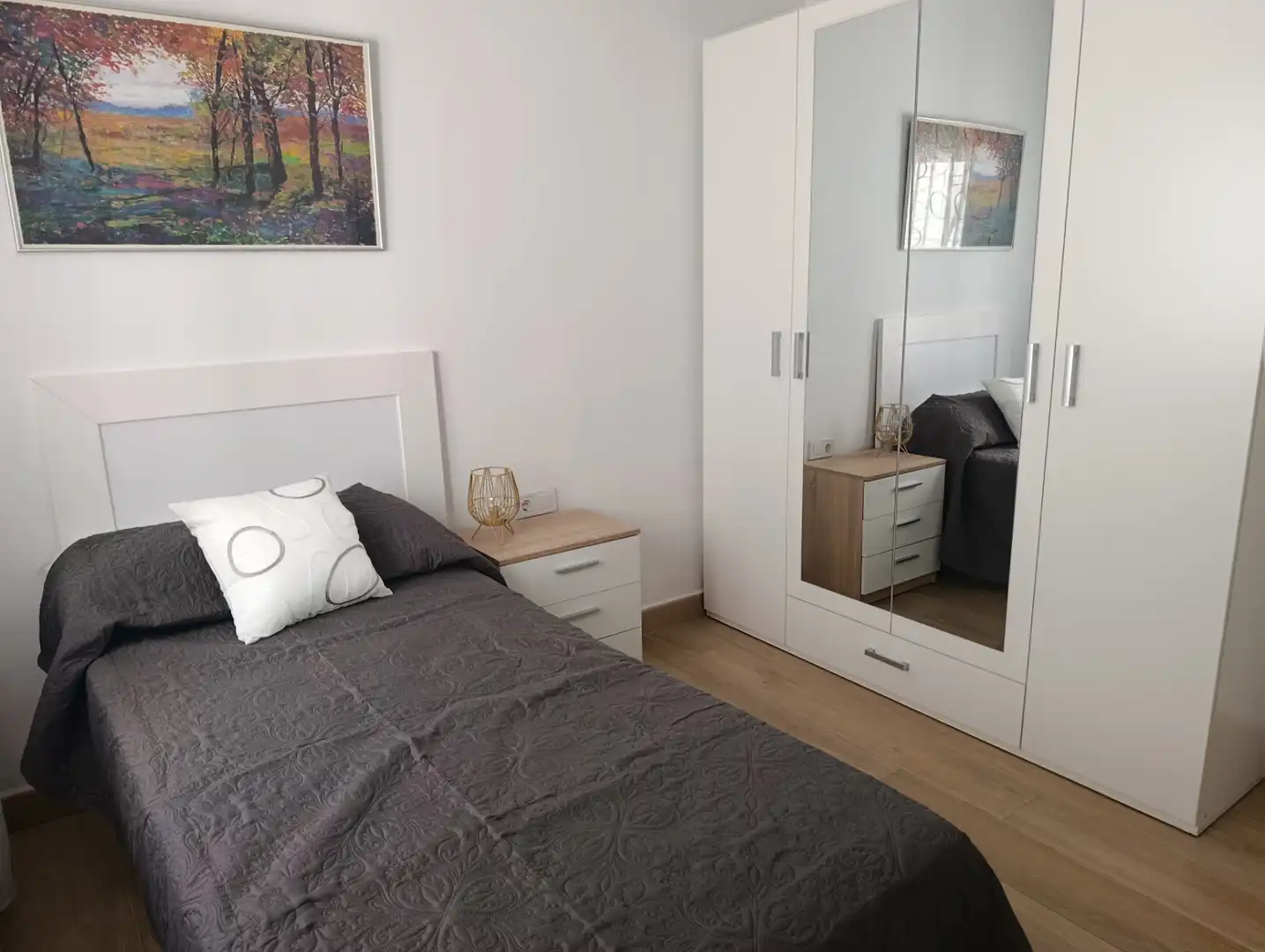 Habitación de Piso de alquiler en Dos Hermanas con Aire acondicionado, Trastero y Amueblado