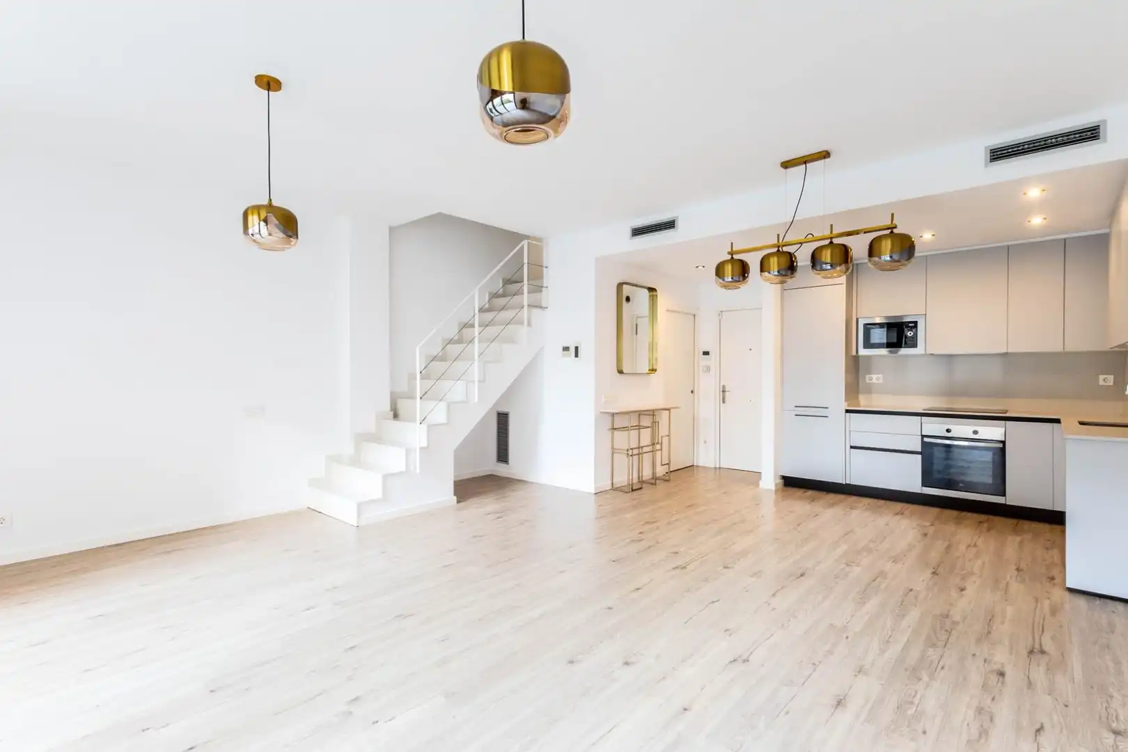 Maisonette zum Verkauf in Barcelona mit Klimaanlage, Parkett und Terrasse