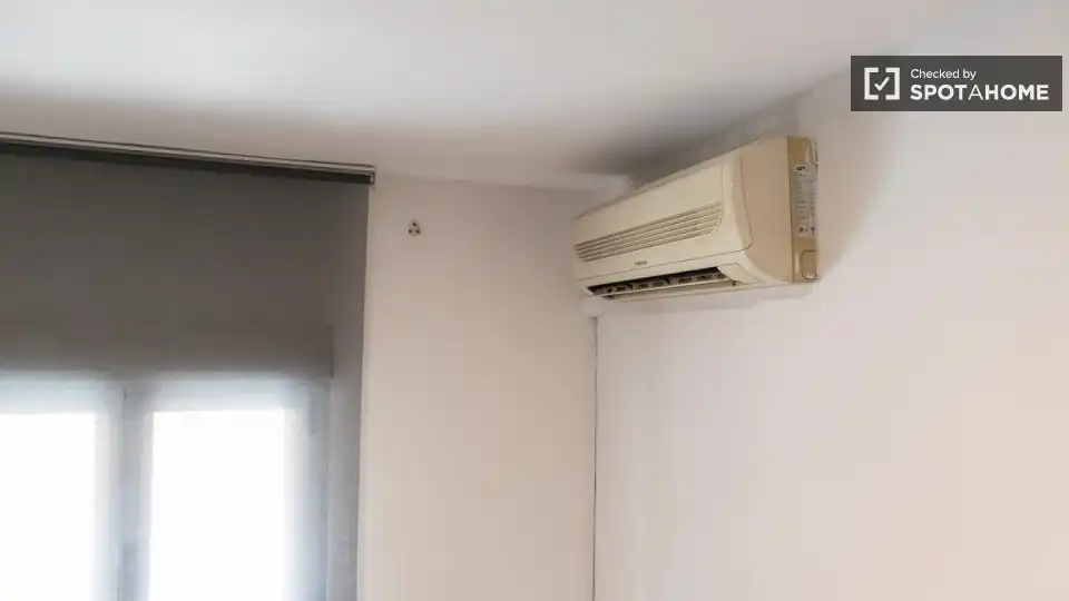 Bedroom of Flat for share in Madrid  with Air Conditioner, Heating and Terrace