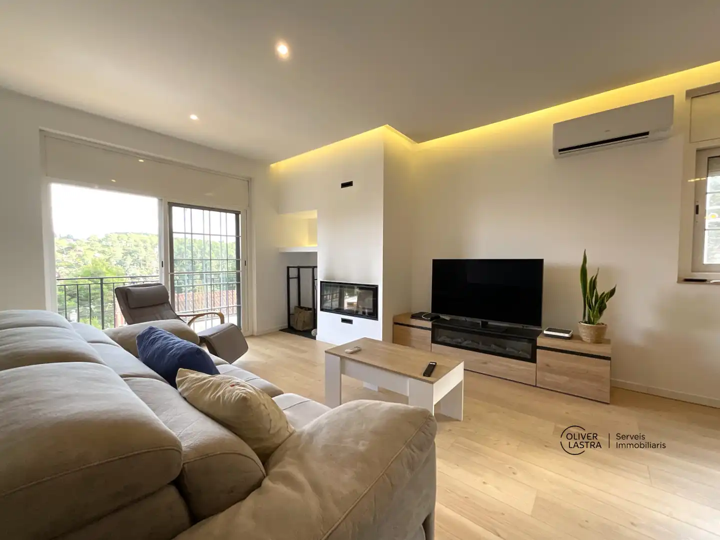 Sala de estar de Casa o chalet en venta en Corbera de Llobregat con Aire acondicionado, Jardín privado y Parquet