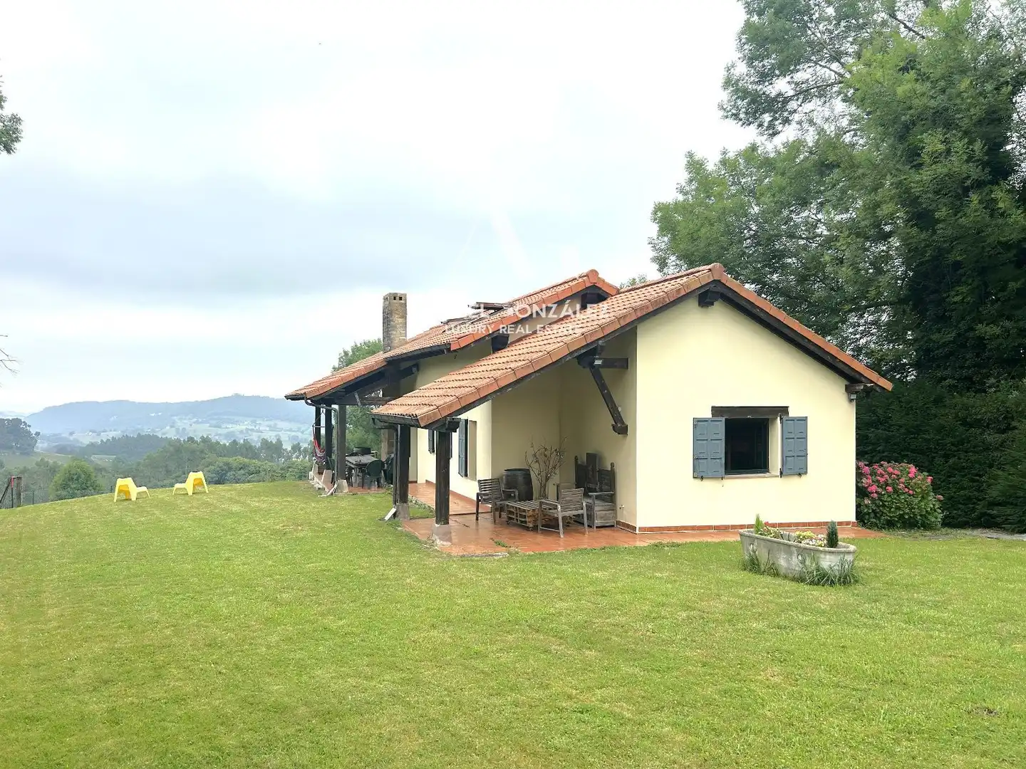 Vista exterior de Casa o xalet en venda en Entrambasaguas amb Calefacció, Jardí privat i Traster