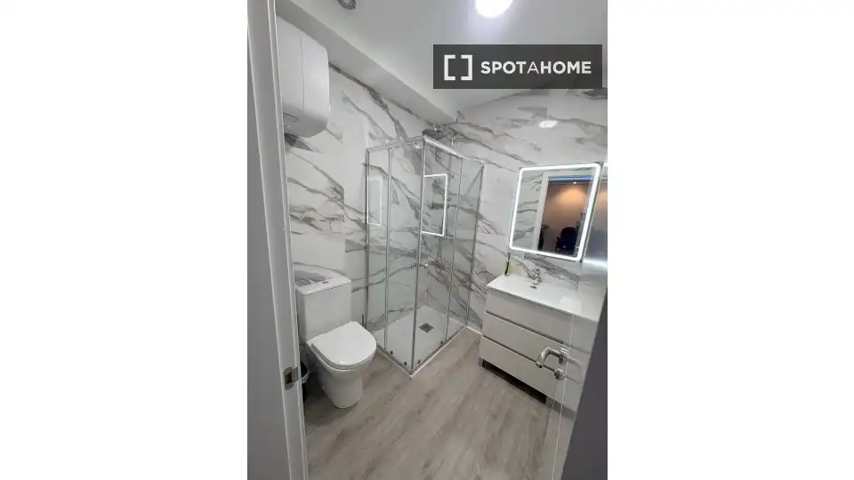 Baño de Piso de alquiler en Madrid con Aire acondicionado, Calefacción y Amueblado