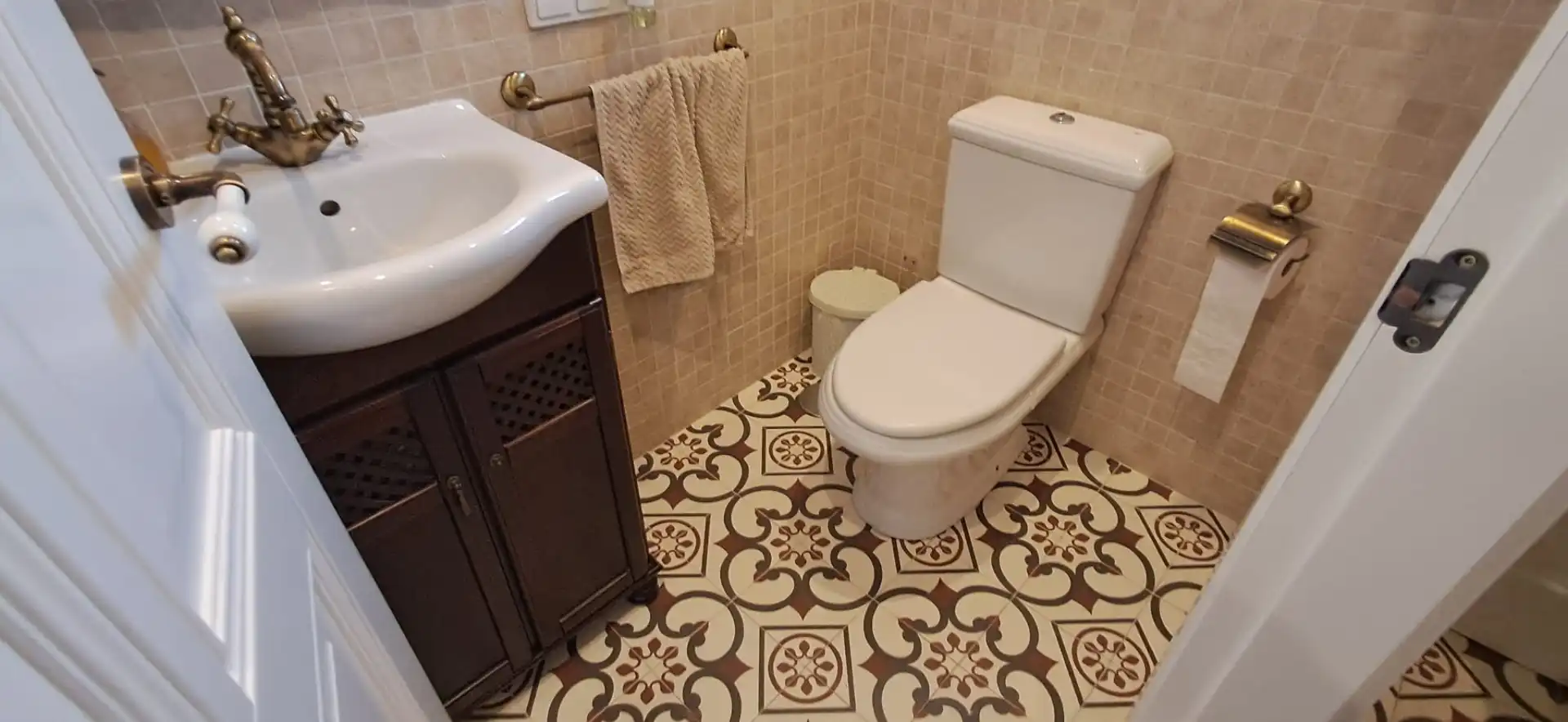 Baño de Casa adosada en venta en Utrera con Aire acondicionado, Trastero y Balcón