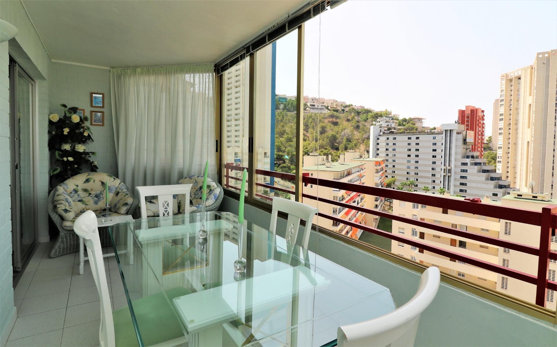 Dormitori de Apartament de lloguer en Benidorm amb Jardí privat, Terrassa i Piscina comunitària