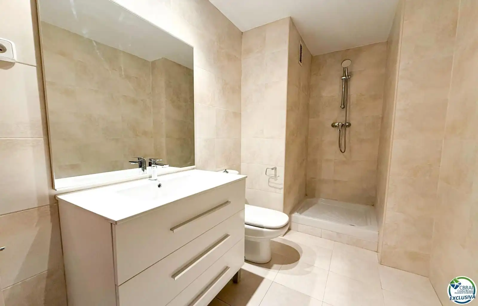 Badezimmer von Wohnungen zum Verkauf in Figueres mit Klimaanlage