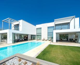 Vista exterior de Casa o xalet en venda en Estepona amb Calefacció, Jardí privat i Parquet