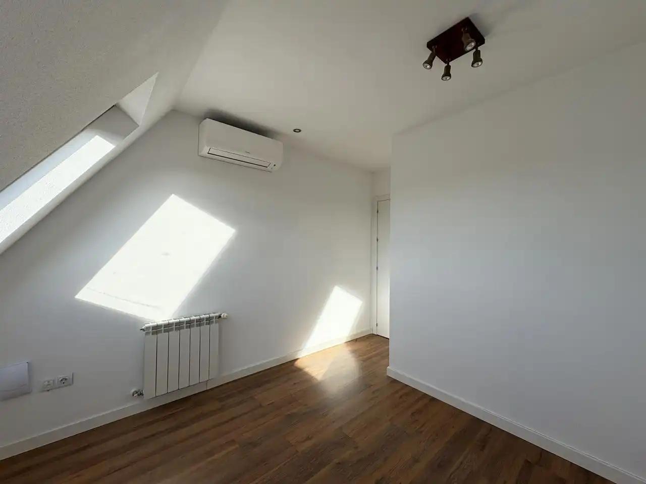 Habitación de Dúplex de alquiler en Pozuelo de Alarcón con Calefacción y Trastero
