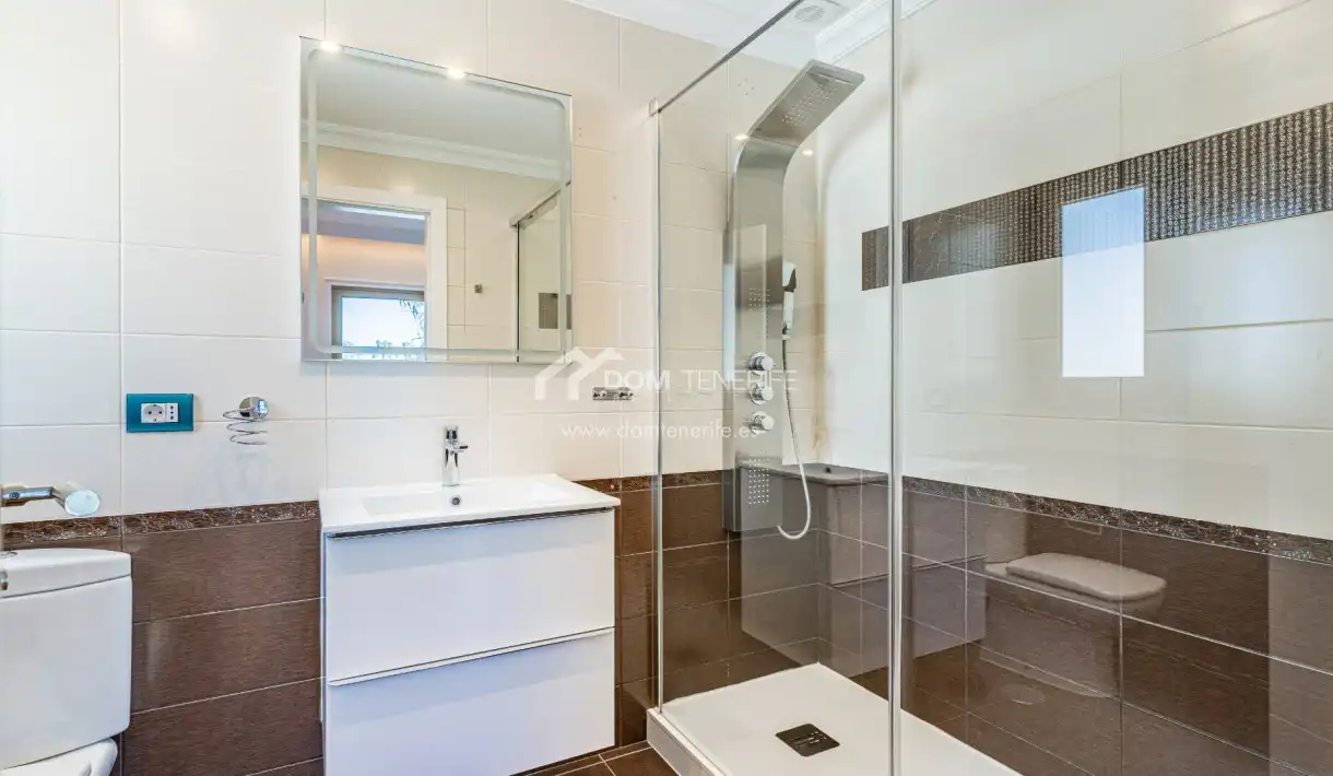 Baño de Casa o chalet en venta en Adeje con Jardín privado, Terraza y Trastero