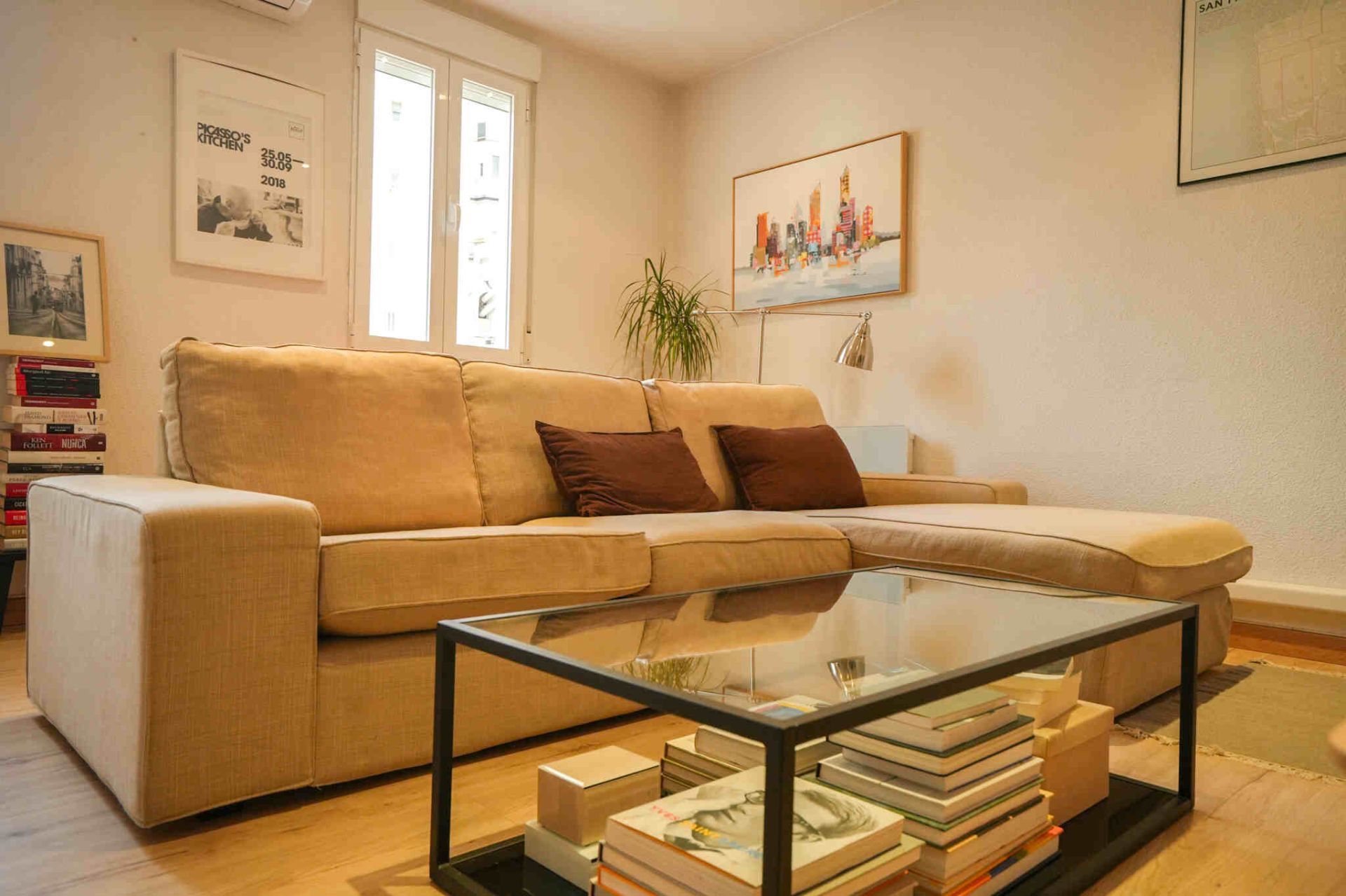 Sala d'estar de Pis en venda en  Madrid Capital amb Aire condicionat, Terrassa i Moblat