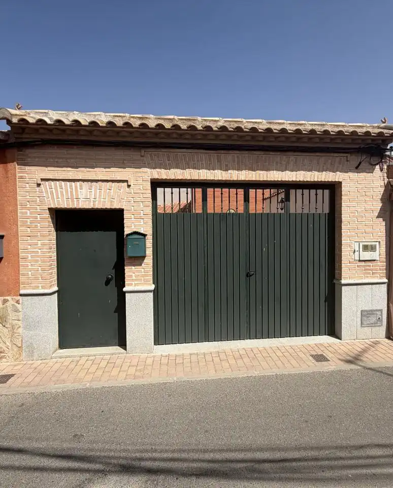 Vista exterior de Casa o xalet en venda en Menasalbas amb Calefacció, Jardí privat i Traster
