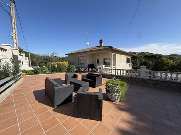 House with pool for sale in Calle Rovelló
