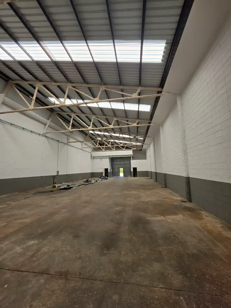 Nau industrial de lloguer a Carrer Bergadà, imagen 4