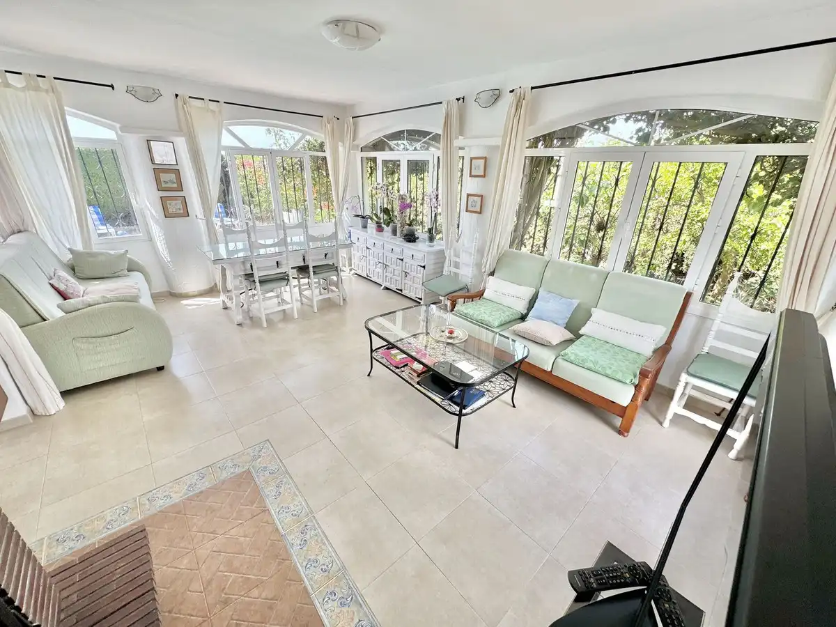 Sala d'estar de Casa o xalet en venda en Mijas amb Aire condicionat, Terrassa i Piscina