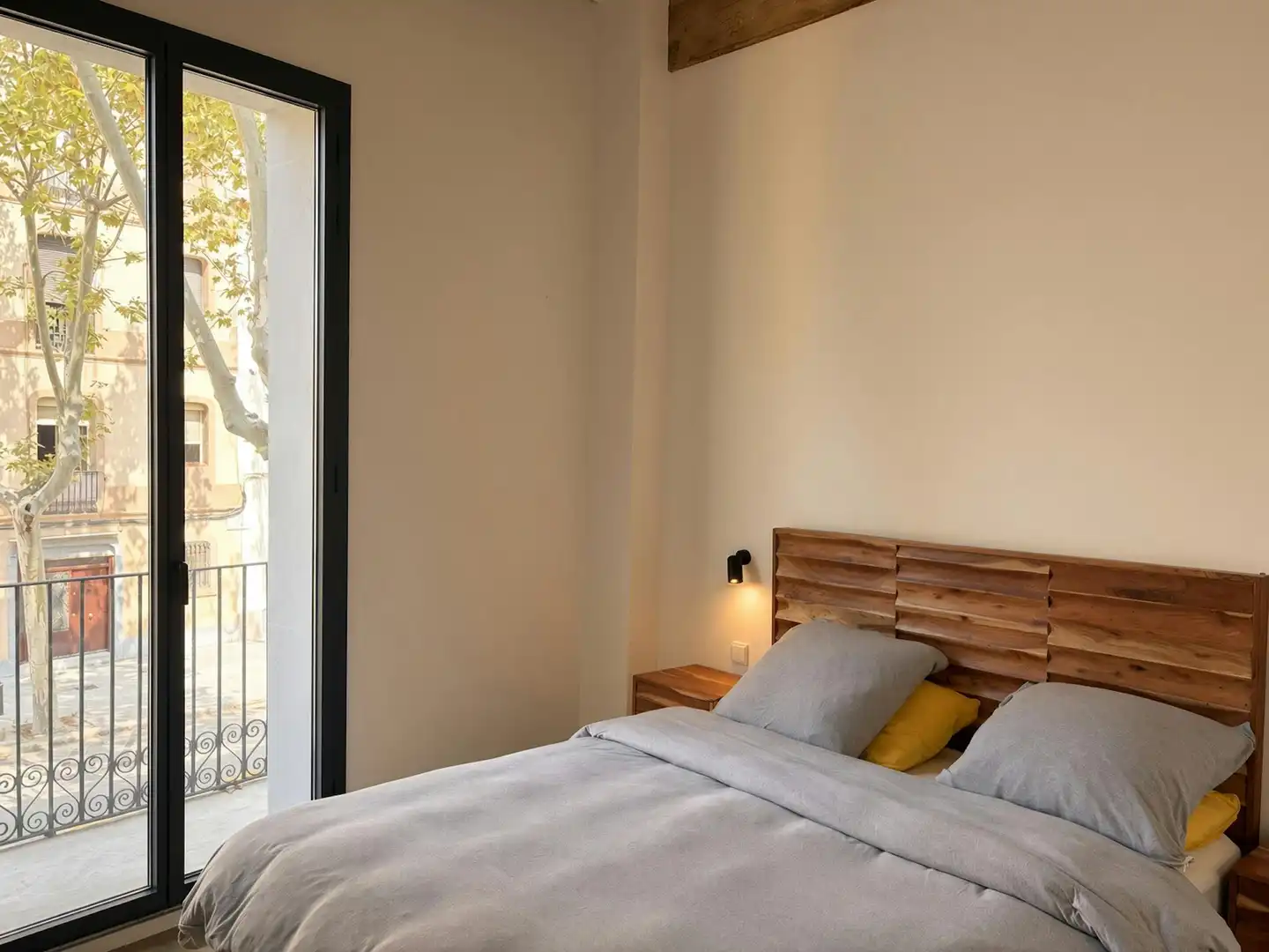 Dormitori de Pis de lloguer en Barcelona amb Aire condicionat, Calefacció i Jardí privat