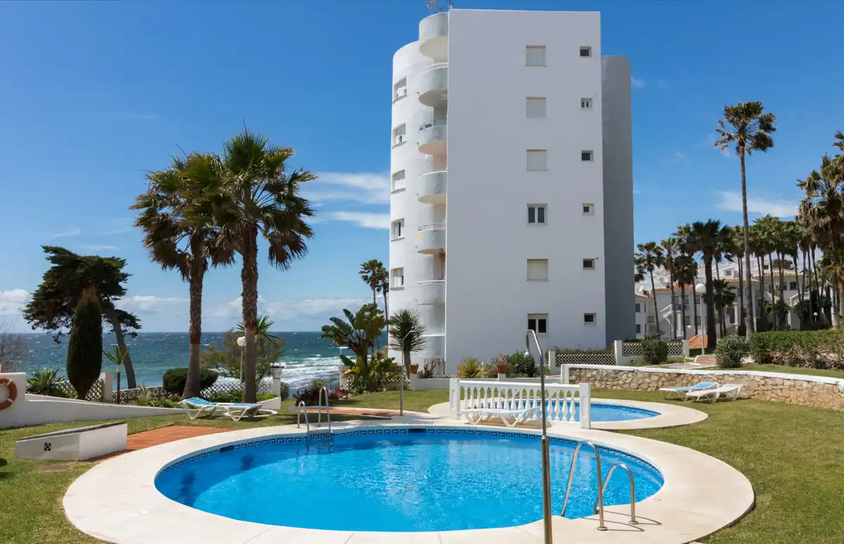 Apartamento con piscina en venta en Calahonda, imagen 2