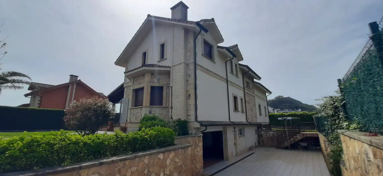 Vista exterior de Casa o xalet en venda en Argoños  amb Calefacció