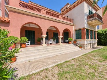 Casa con balcón en venta en Passeig de Miramar 149